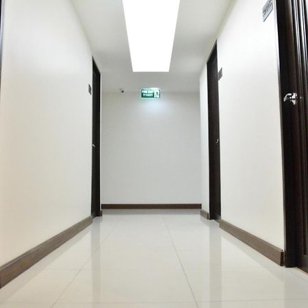 White House Asoke Sukhumvit 18 Hotell Bangkok Exteriör bild