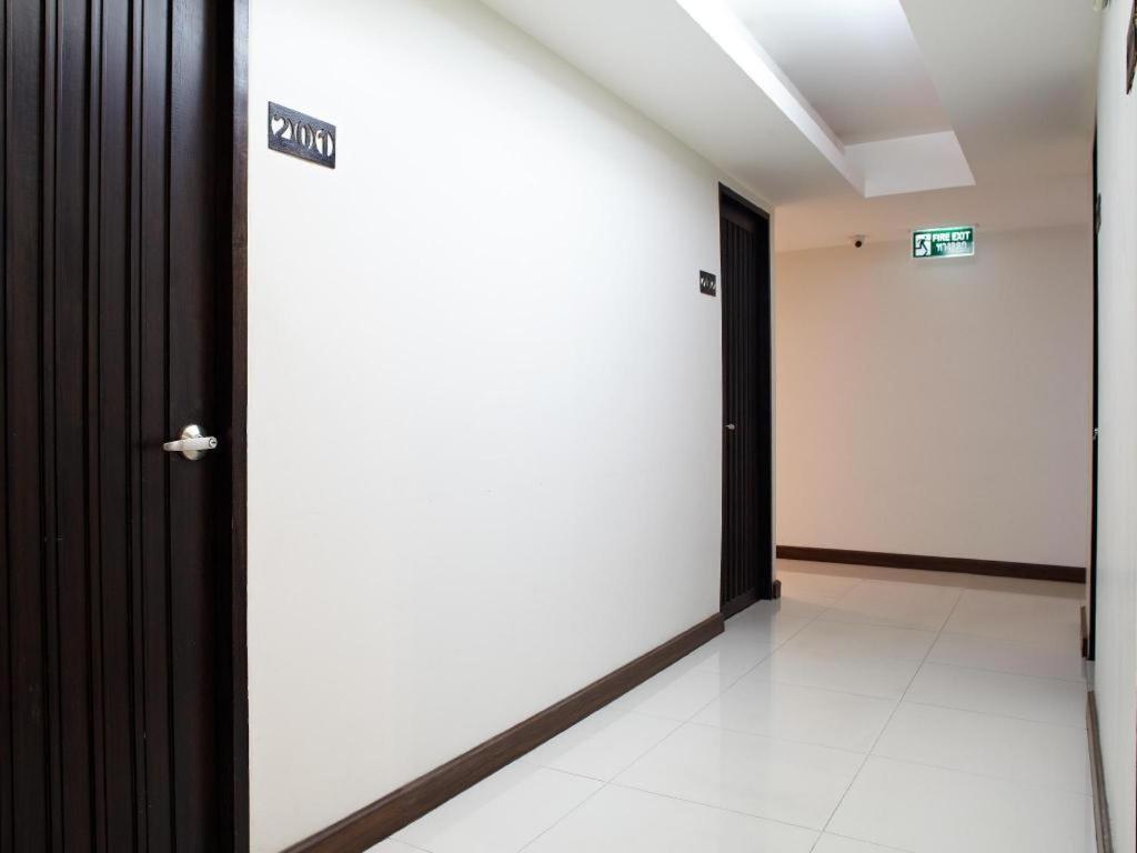 White House Asoke Sukhumvit 18 Hotell Bangkok Exteriör bild