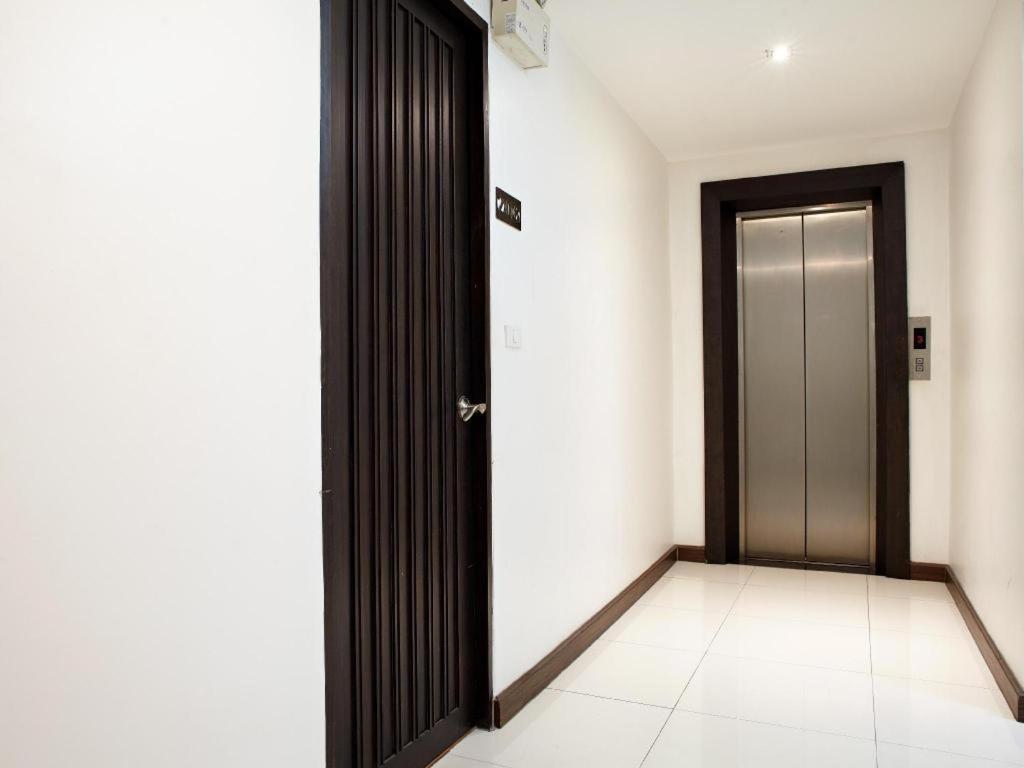 White House Asoke Sukhumvit 18 Hotell Bangkok Exteriör bild