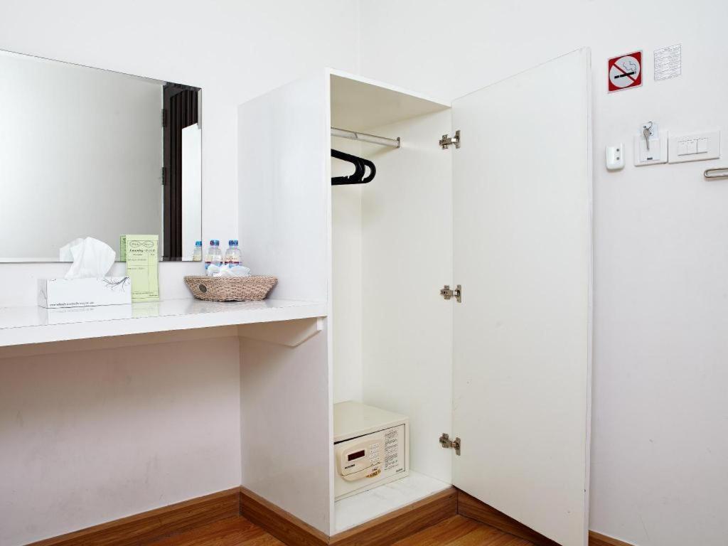 White House Asoke Sukhumvit 18 Hotell Bangkok Exteriör bild