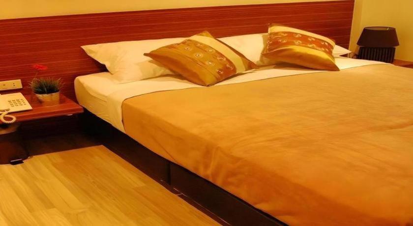 White House Asoke Sukhumvit 18 Hotell Bangkok Exteriör bild