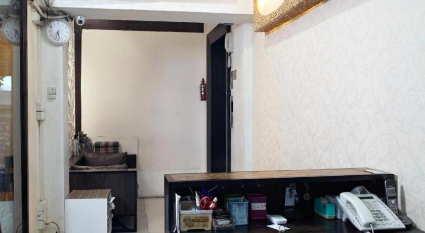 White House Asoke Sukhumvit 18 Hotell Bangkok Exteriör bild