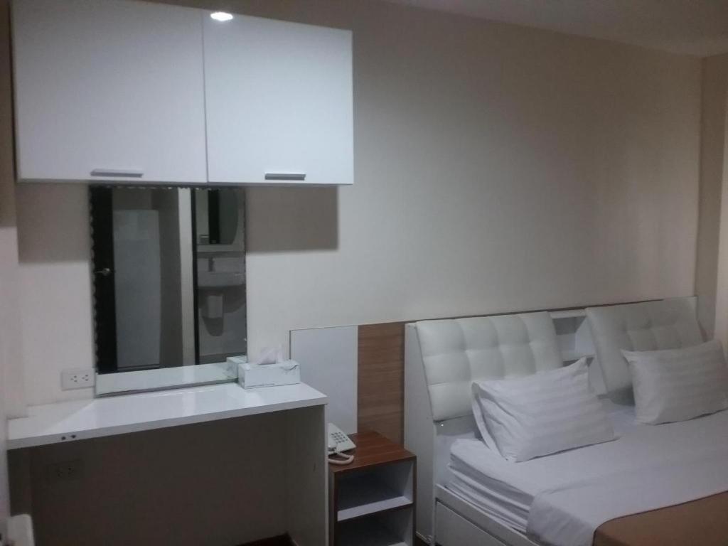 White House Asoke Sukhumvit 18 Hotell Bangkok Exteriör bild