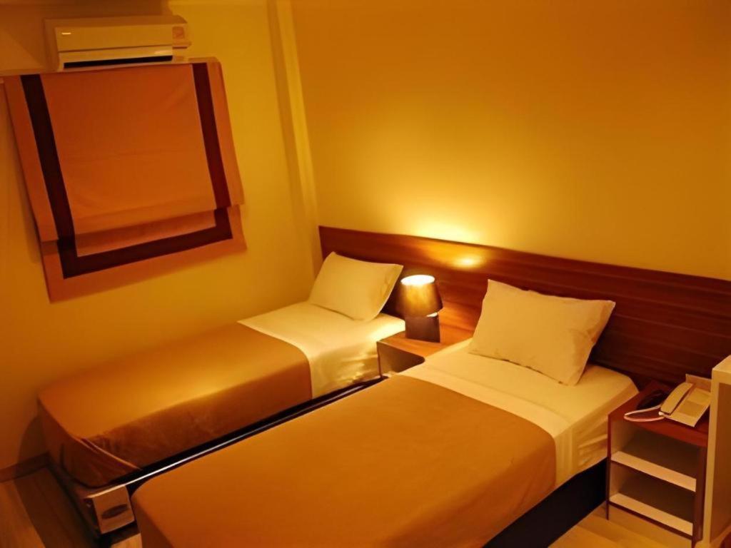 White House Asoke Sukhumvit 18 Hotell Bangkok Exteriör bild