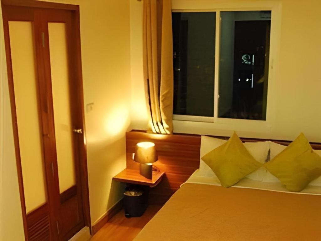 White House Asoke Sukhumvit 18 Hotell Bangkok Exteriör bild