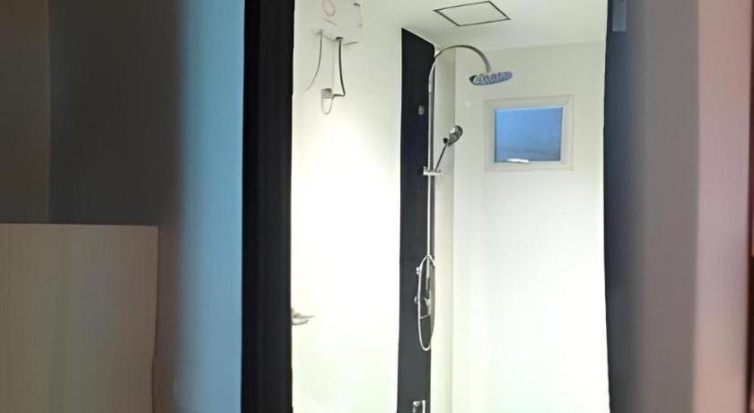 White House Asoke Sukhumvit 18 Hotell Bangkok Exteriör bild