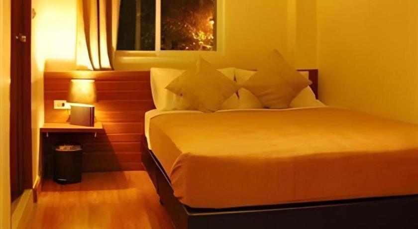 White House Asoke Sukhumvit 18 Hotell Bangkok Exteriör bild