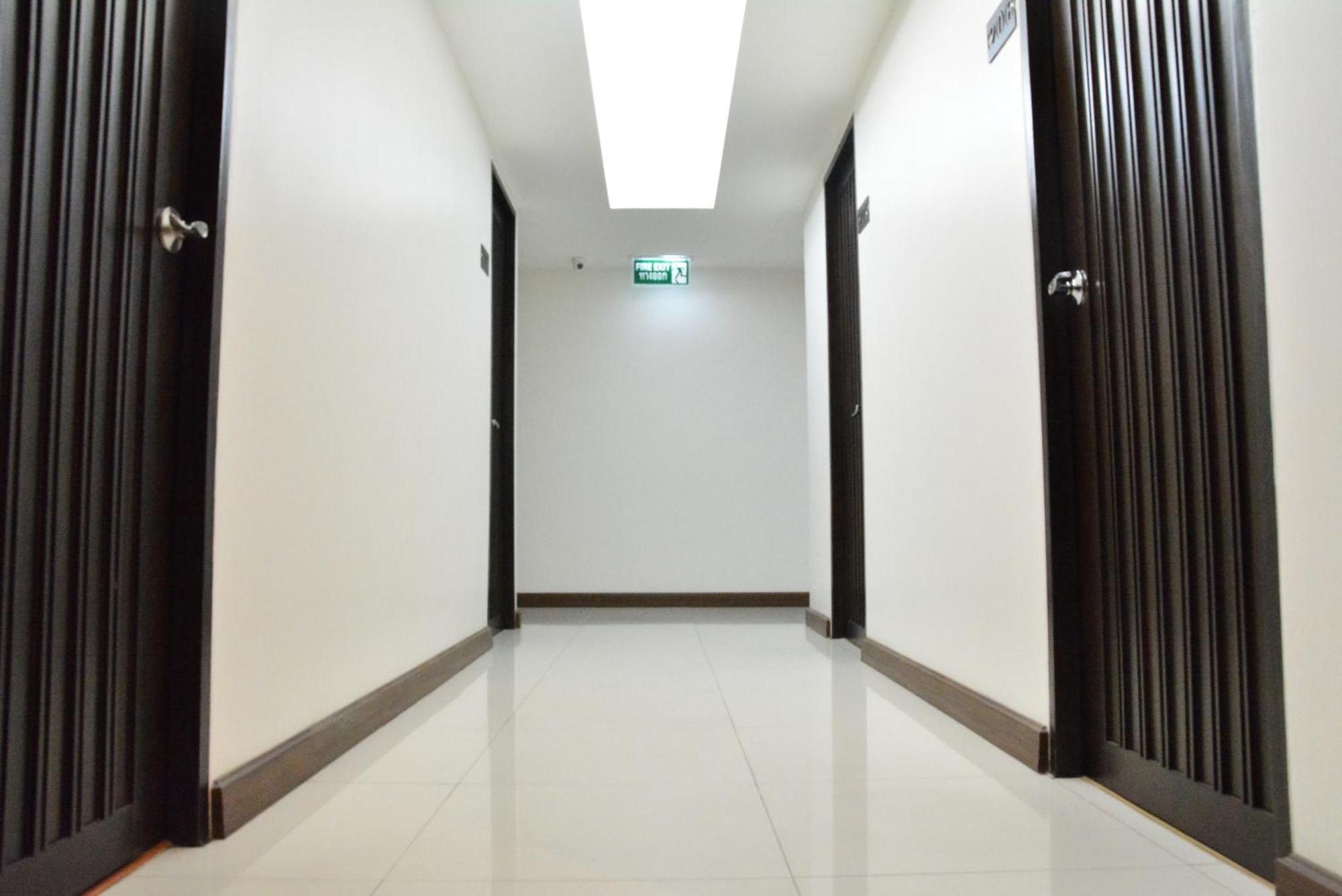 White House Asoke Sukhumvit 18 Hotell Bangkok Exteriör bild