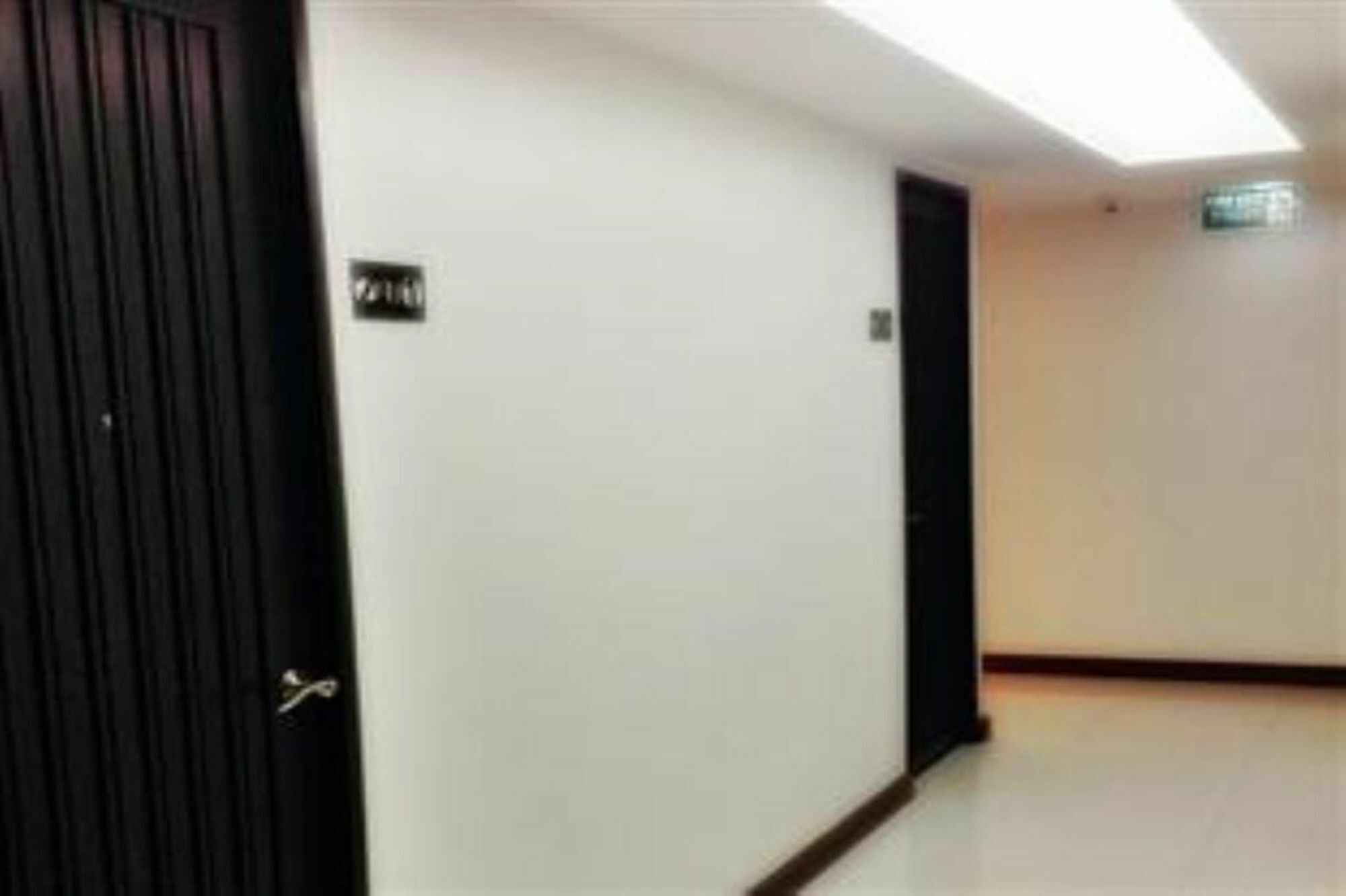 White House Asoke Sukhumvit 18 Hotell Bangkok Exteriör bild