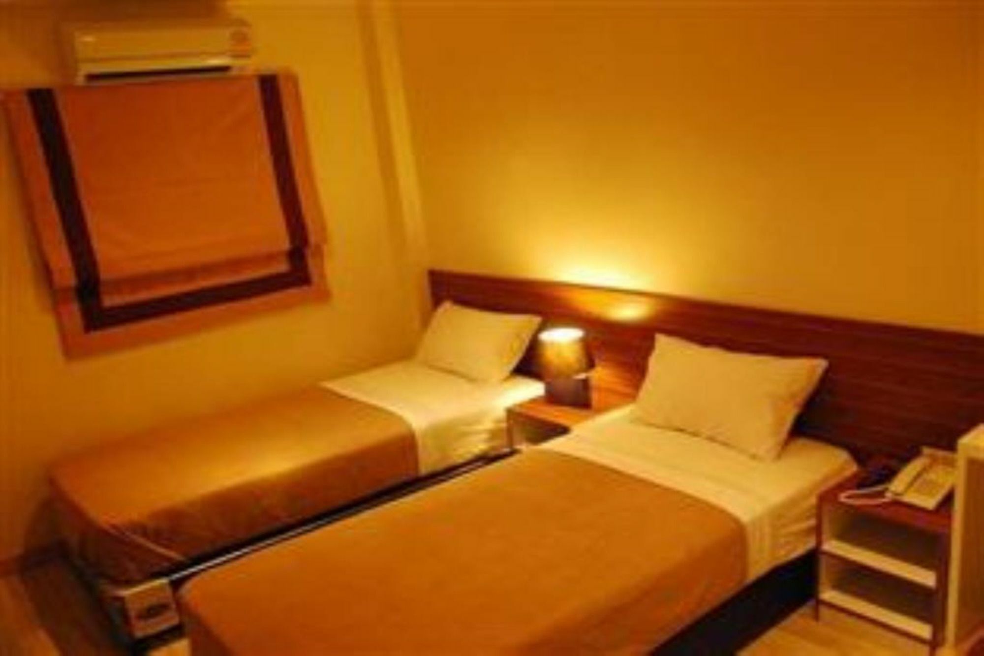 White House Asoke Sukhumvit 18 Hotell Bangkok Exteriör bild